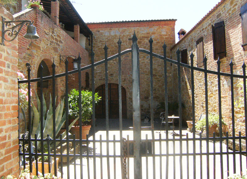 casale in pietra con corte