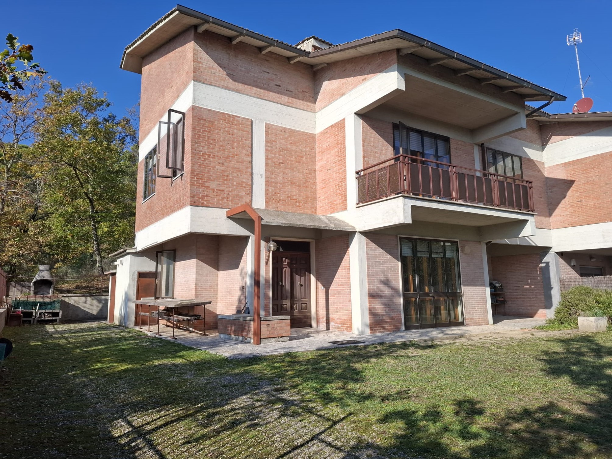 villa con giardino e bosco